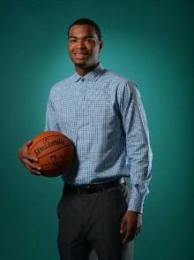 至少两人可 至少两人可